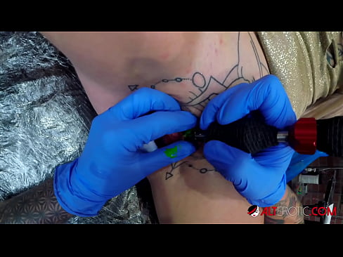 ❤️ Extrem tattooed Hottie Sully Savage krut en Tattoo op hirem Klitoris ️❌ Russesch Porno op lb.corona-pass.ru ️❤